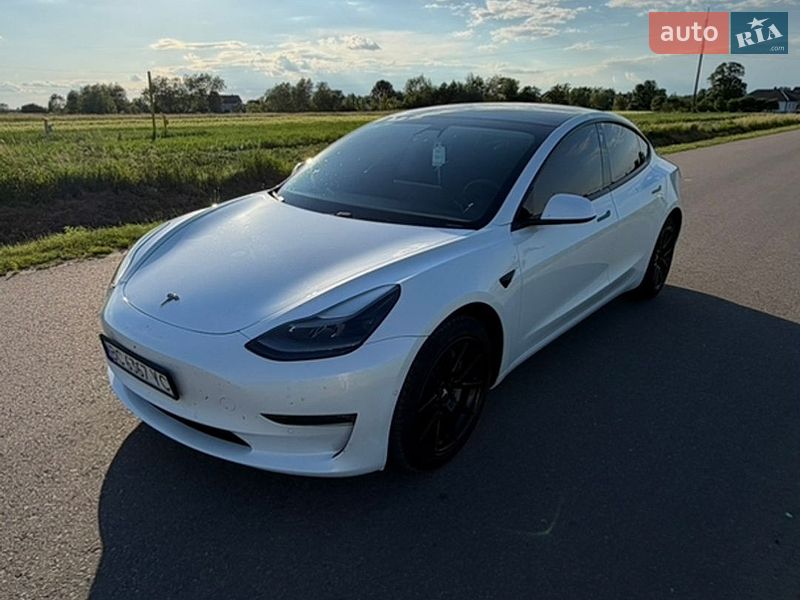Седан Tesla Model 3 2021 в Самборе