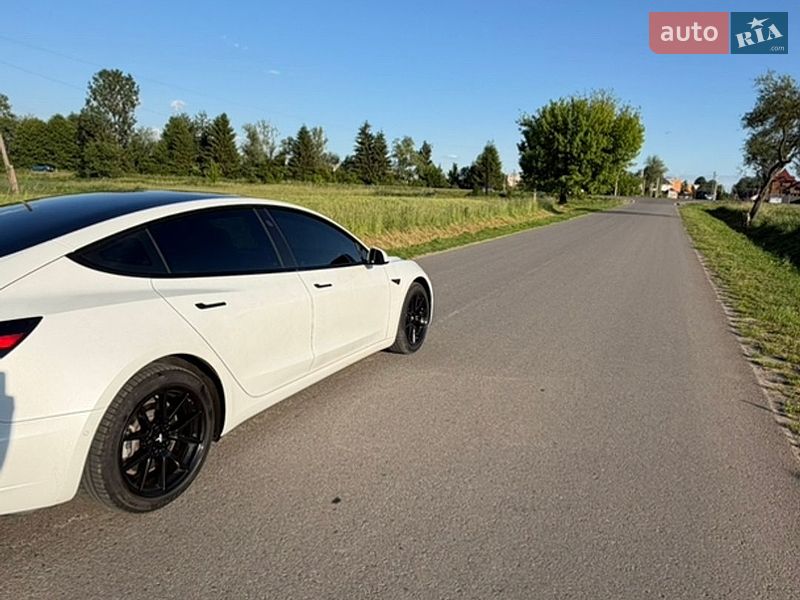 Седан Tesla Model 3 2021 в Самборе