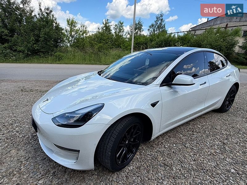 Седан Tesla Model 3 2021 в Самборе
