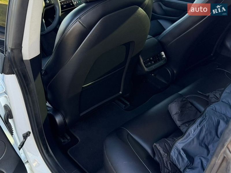 Седан Tesla Model 3 2021 в Самборе