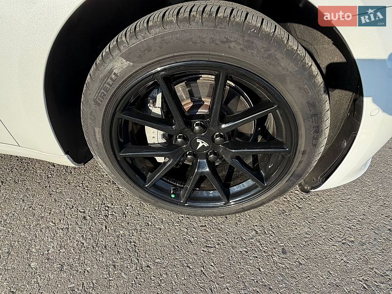 Седан Tesla Model 3 2021 в Самборі