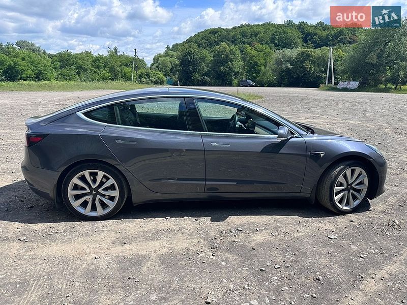 Седан Tesla Model 3 2019 в Ужгороде