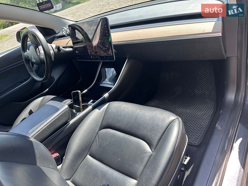 Седан Tesla Model 3 2019 в Ужгороді
