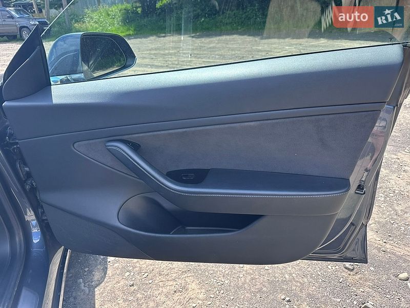 Седан Tesla Model 3 2019 в Ужгороде