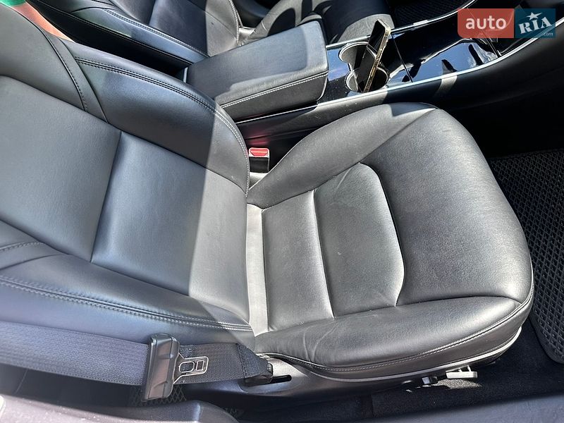 Седан Tesla Model 3 2019 в Ужгороде