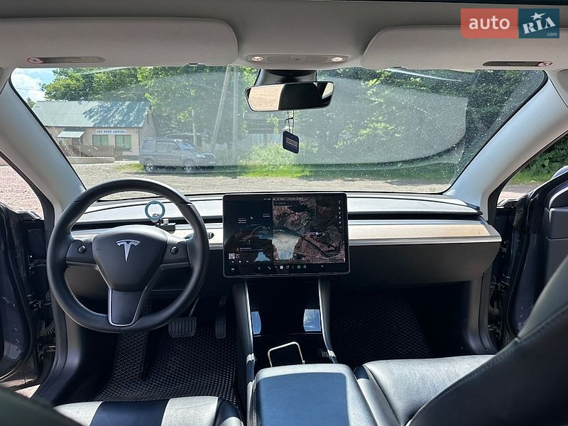 Седан Tesla Model 3 2019 в Ужгороді