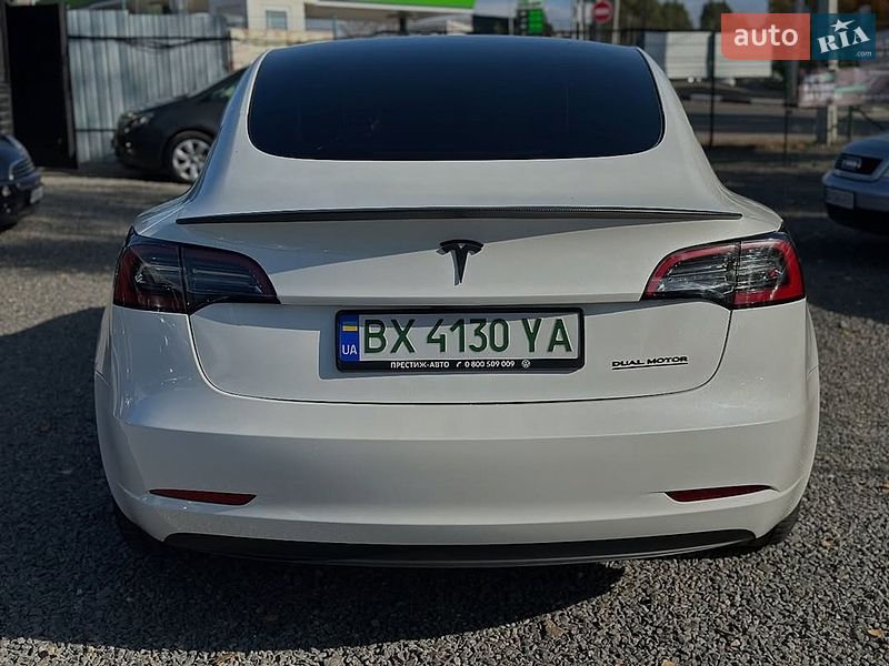 Седан Tesla Model 3 2023 в Львове