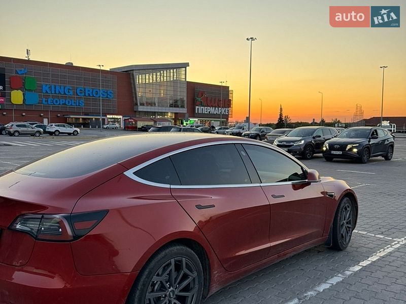 Седан Tesla Model 3 2018 в Львове