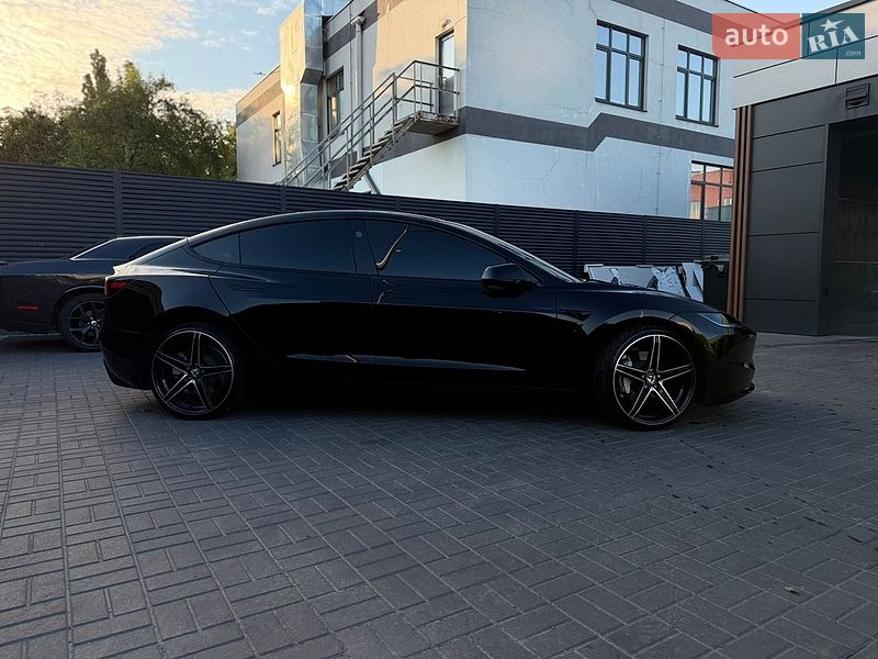 Седан Tesla Model 3 2024 в Черкассах
