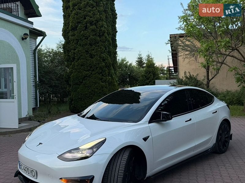 Седан Tesla Model 3 2022 в Львове