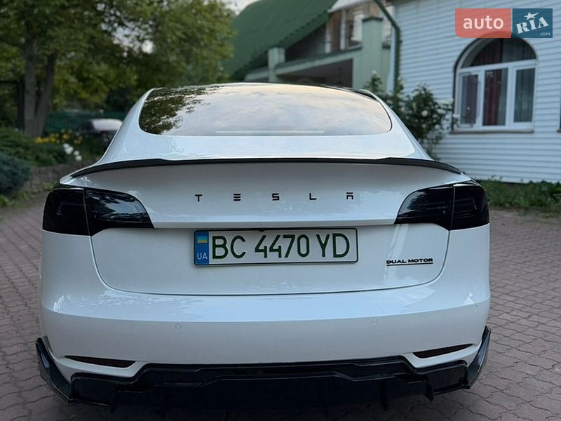 Седан Tesla Model 3 2022 в Львове