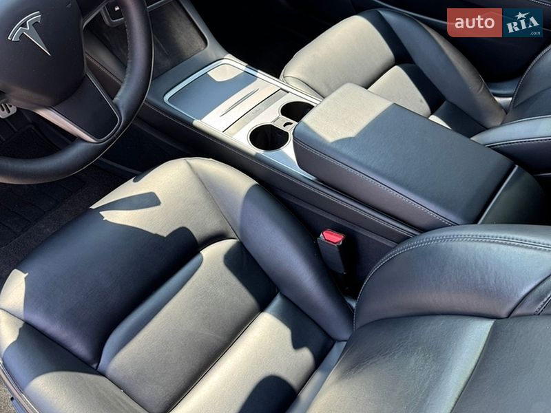 Седан Tesla Model 3 2021 в Кривому Розі