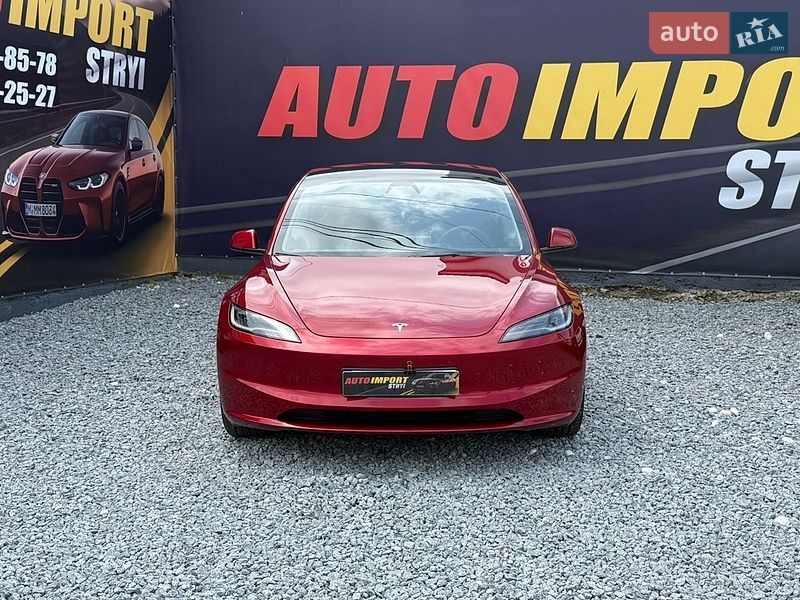 Седан Tesla Model 3 2024 в Стрию