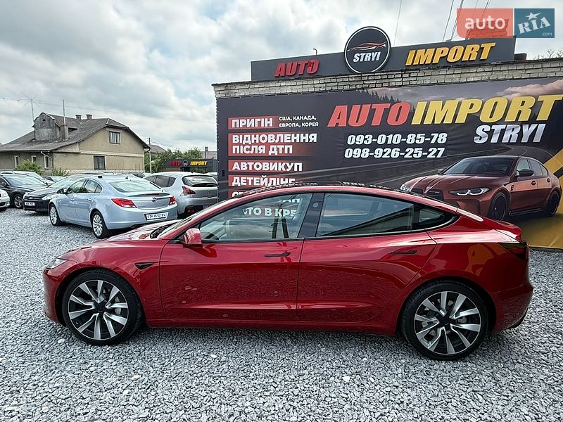 Седан Tesla Model 3 2024 в Стрию