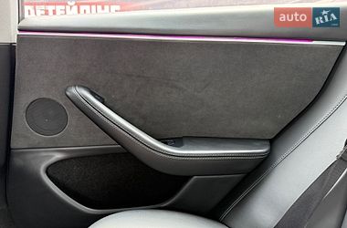 Седан Tesla Model 3 2024 в Стрию