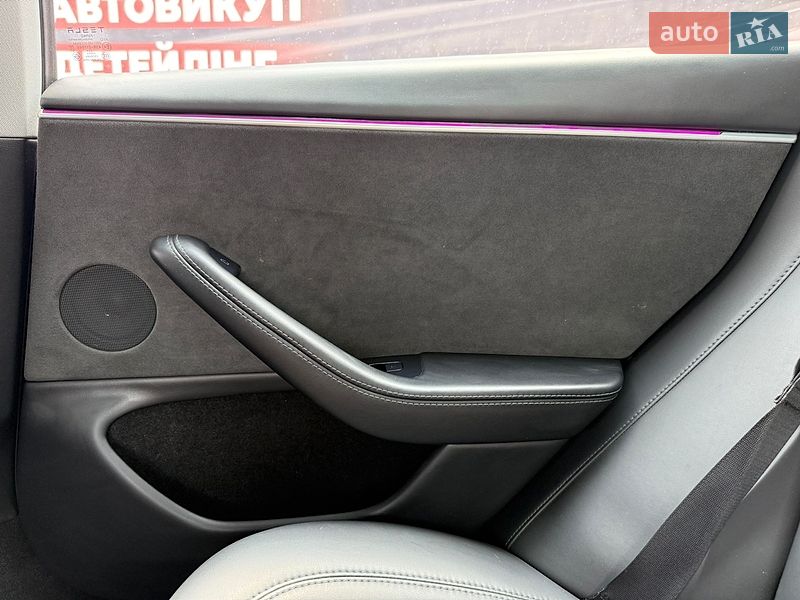 Седан Tesla Model 3 2024 в Стрию