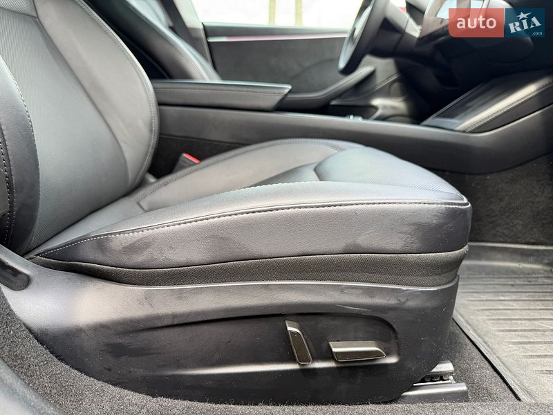 Седан Tesla Model 3 2024 в Стрию