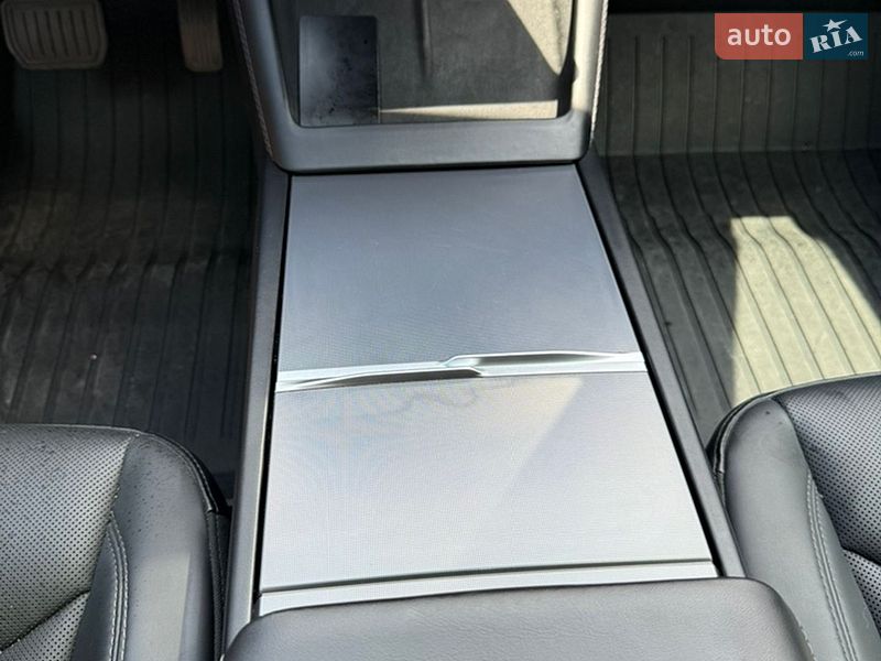 Седан Tesla Model 3 2024 в Стрию