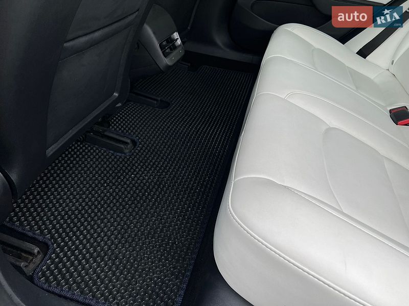 Седан Tesla Model 3 2020 в Виннице