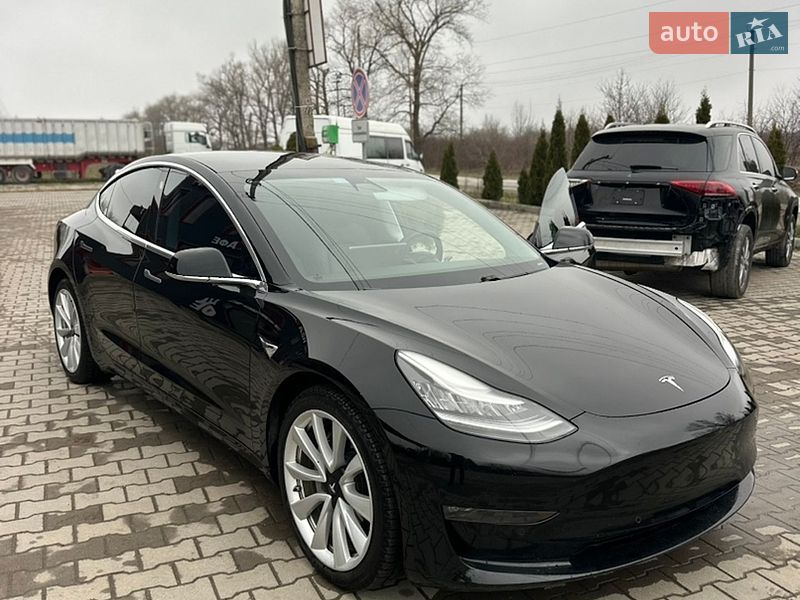 Седан Tesla Model 3 2020 в Бучаче
