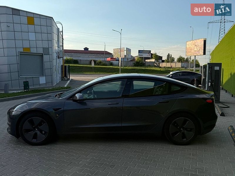 Седан Tesla Model 3 2021 в Киеве