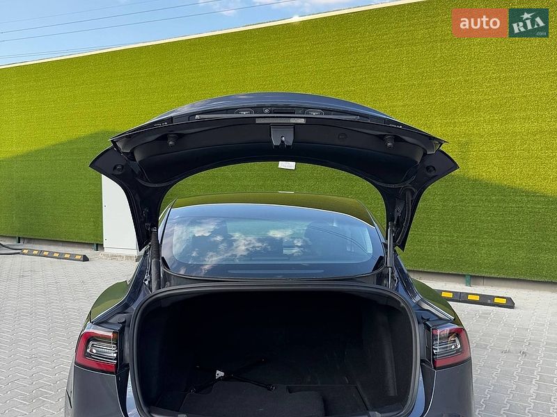 Седан Tesla Model 3 2021 в Киеве