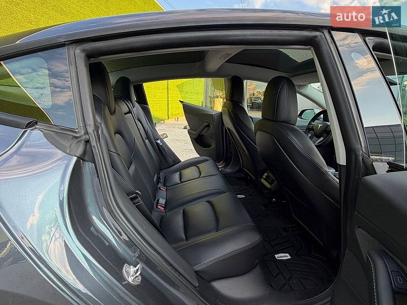 Седан Tesla Model 3 2021 в Киеве