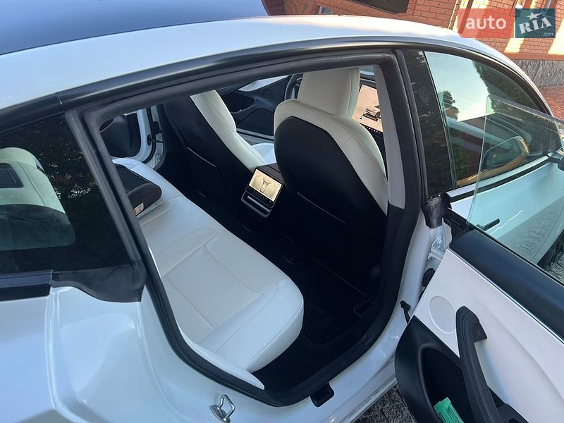 Седан Tesla Model 3 2024 в Бродах