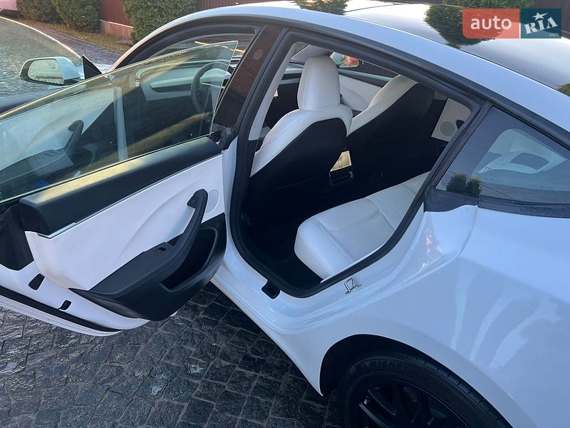 Седан Tesla Model 3 2024 в Бродах