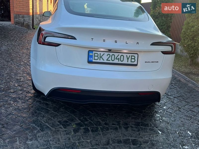 Седан Tesla Model 3 2024 в Бродах