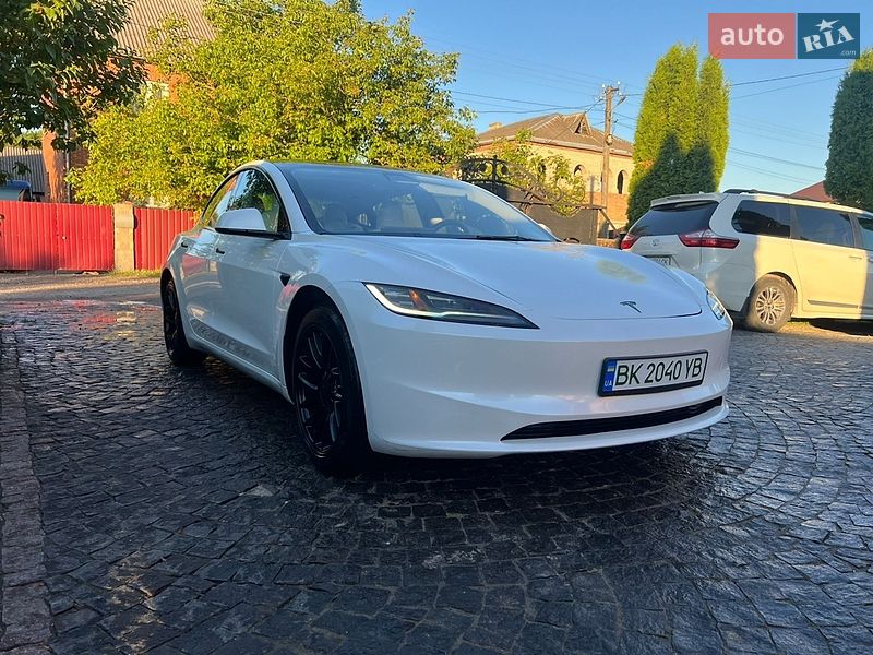 Седан Tesla Model 3 2024 в Бродах