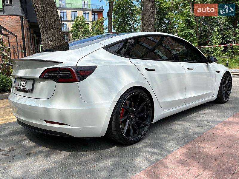 Седан Tesla Model 3 2021 в Киеве