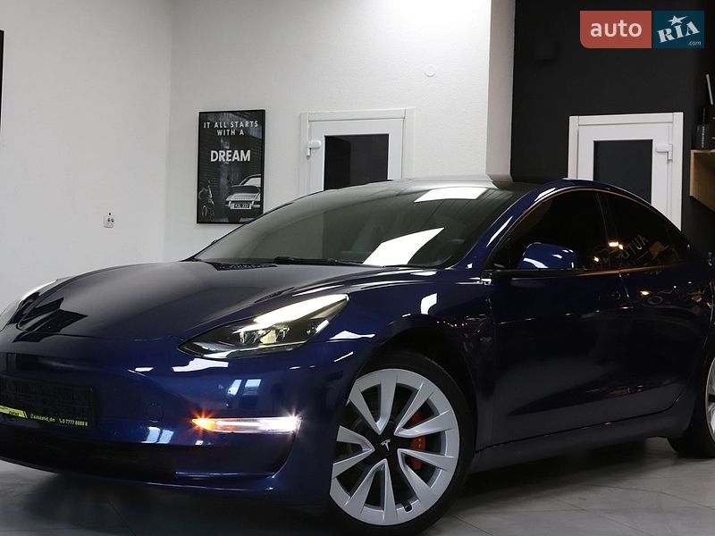 Седан Tesla Model 3 2022 в Дрогобичі