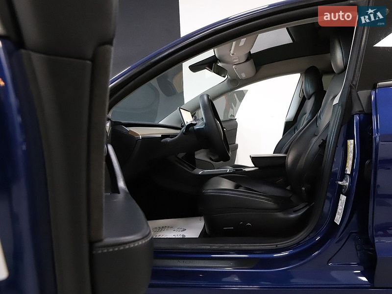 Седан Tesla Model 3 2022 в Дрогобичі