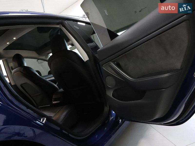 Седан Tesla Model 3 2022 в Дрогобичі