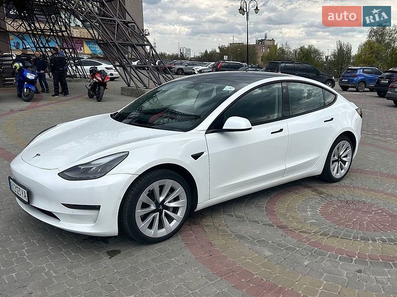 Седан Tesla Model 3 2022 в Чугуеве