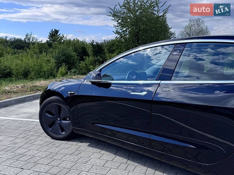 Седан Tesla Model 3 2018 в Львові
