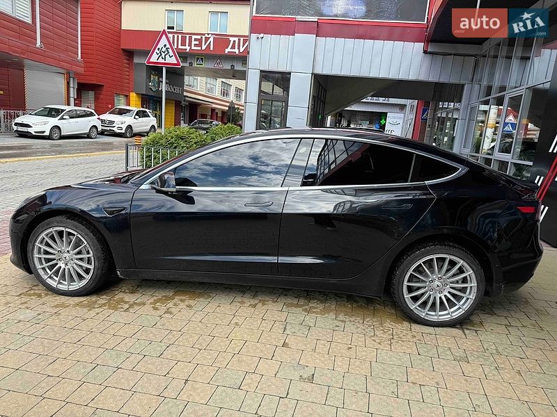 Седан Tesla Model 3 2018 в Львове