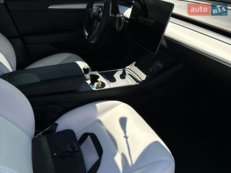 Седан Tesla Model 3 2022 в Черновцах