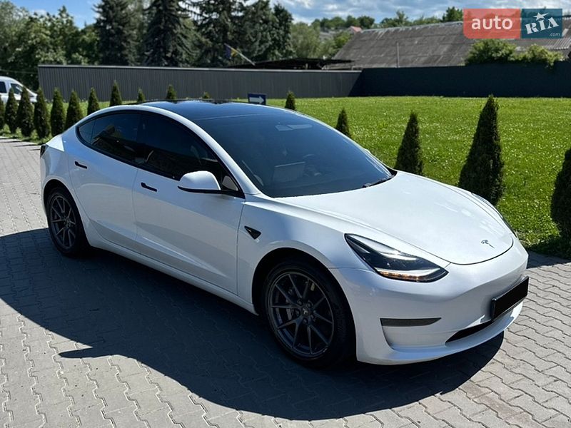 Седан Tesla Model 3 2022 в Черновцах