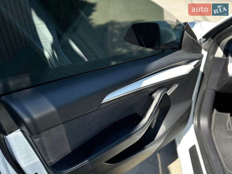 Седан Tesla Model 3 2022 в Черновцах