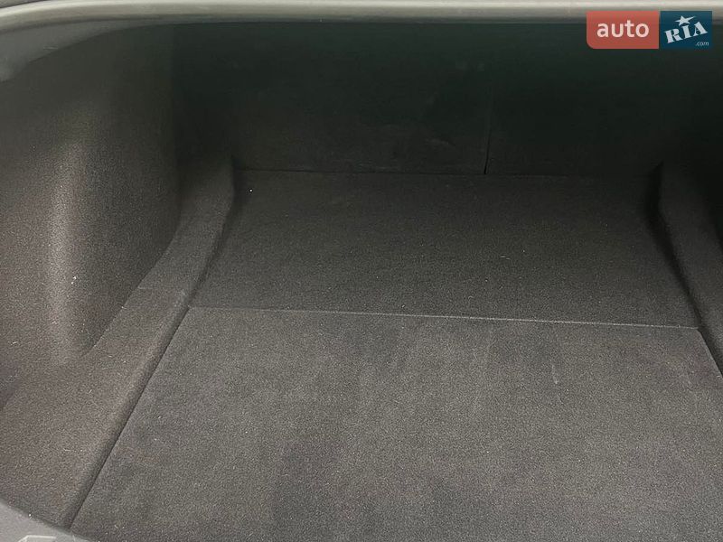 Седан Tesla Model 3 2021 в Києві