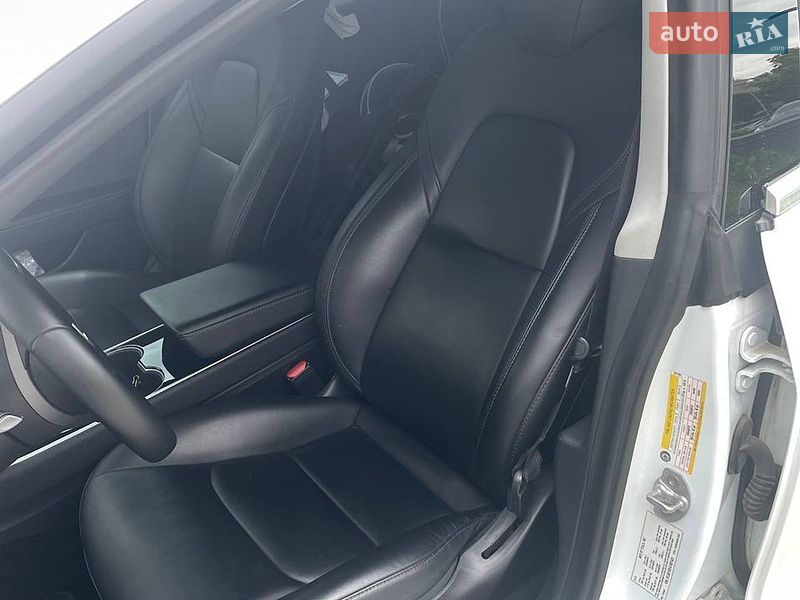 Седан Tesla Model 3 2019 в Львове