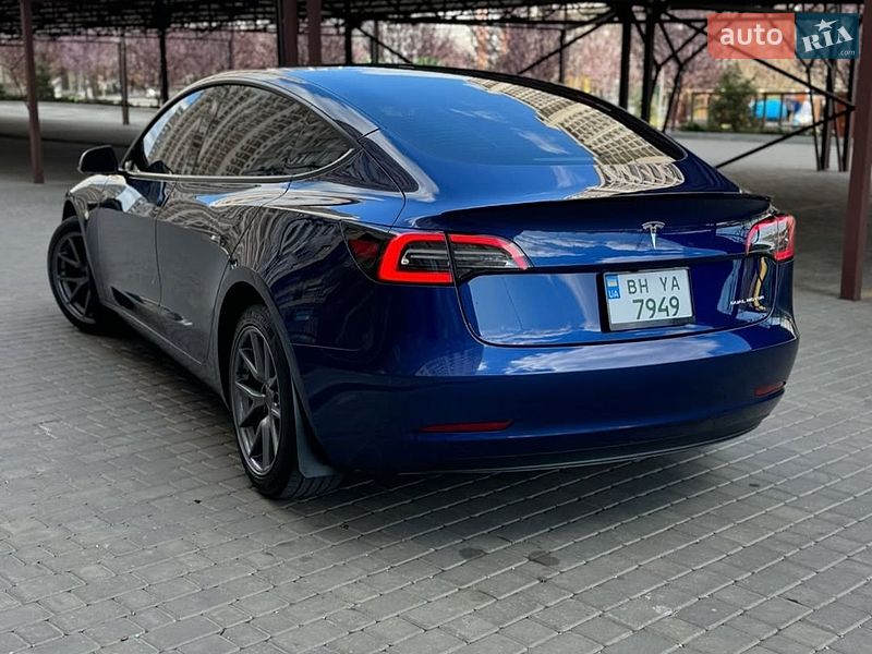 Седан Tesla Model 3 2023 в Львове