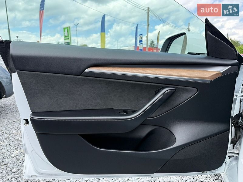 Седан Tesla Model 3 2023 в Стрые