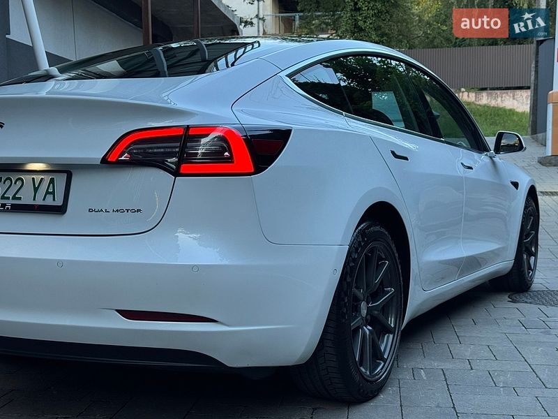 Седан Tesla Model 3 2020 в Ужгороде