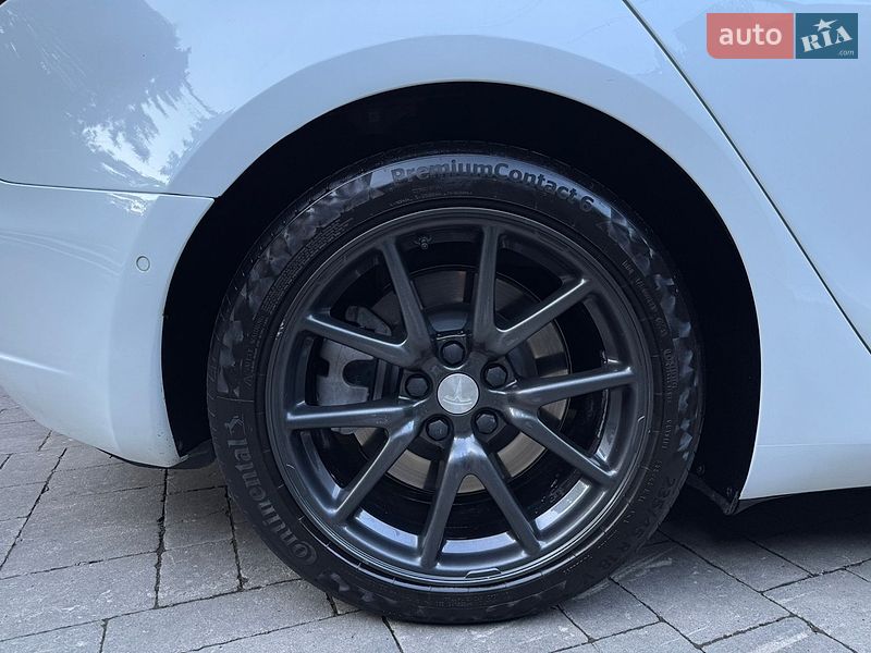 Седан Tesla Model 3 2020 в Ужгороде