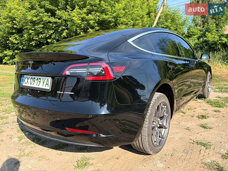 Седан Tesla Model 3 2018 в Валках