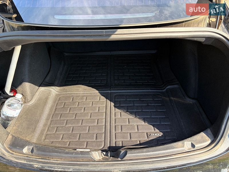 Седан Tesla Model 3 2018 в Валках