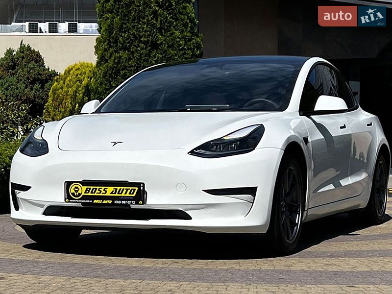 Седан Tesla Model 3 2023 в Львове